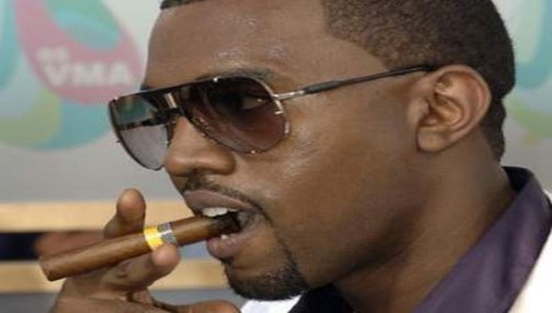 Kanye West se cae en pleno concierto (Video) Kanye West se cae en pleno concierto (Video)
