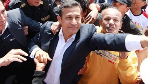 Mujer no quiso soltarle el brazo al presidente Ollanta Humala