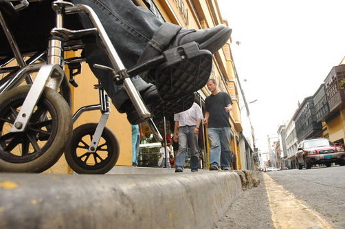 Discapacitado en silla de ruedas fue detenido por llevar droga en Holanda