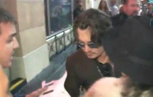Johnny Depp se cae de borracho a la salida de un pub (video)