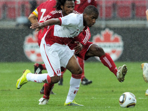 Schalke 04 alabó a la 'Foquita' Farfán por gol ante Chile