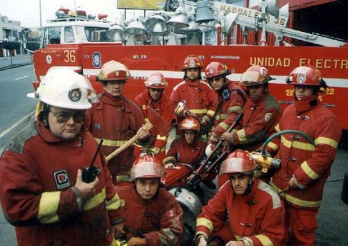 Bomberos reciben mil trajes para continuar con su labor