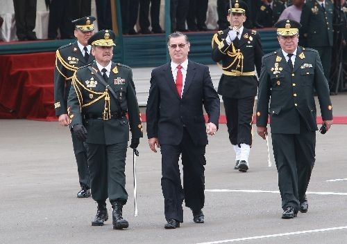 Premier Valdés defiende derecho de militares a participar en el Gobierno