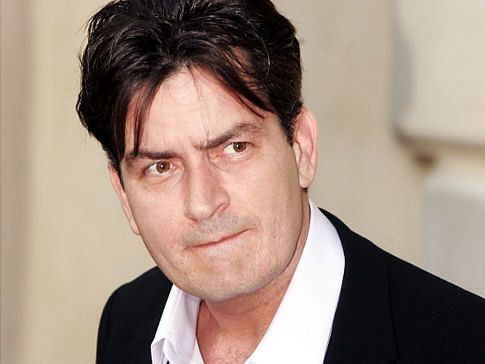 Este es el número telefónico de Charlie Sheen, aseguran