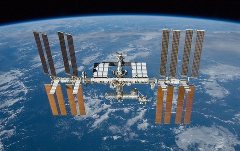 NASA desvía Estación Espacial para evitar impacto con un trozo de satélite