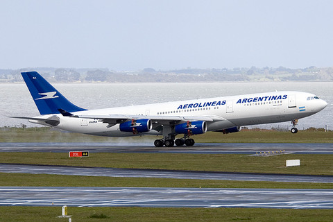 Aerolíneas Argentinas reanudan vuelos suspendidos por cenizas de volcán