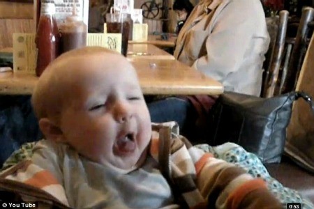 Bebé saborea un limón por primera vez (Video)