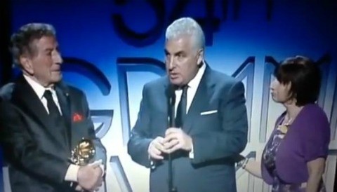 Los padres de Amy Winehouse reciben el Grammy en nombre de su hija (video)