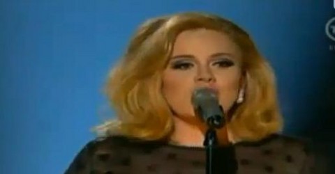 Adele retorna a los escenarios en medio de una gran ovación (Video)