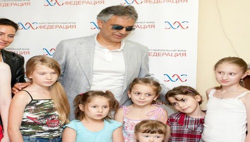 Andrea Bocelli asiste a gala benéfica en Moscú