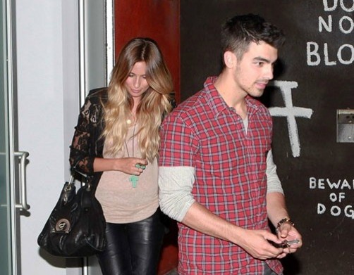 Joe Jonas sale con la amiga de Delta Goodrem
