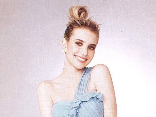 Emma Roberts hermosa en la premier de 'I do know how she does it'