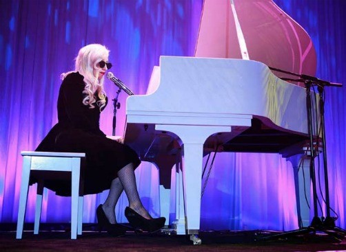 Lady Gaga, Bono y Usher juntos en concierto
