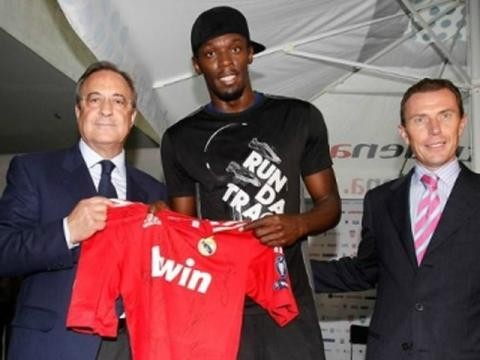 Usain Bolt posó con camiseta roja que lucirá el Real Madrid