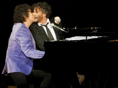 Charly García y Fito Páez se dieron un beso en pleno concierto