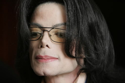 La gente pide que dejen de mostrar las fotos de Michael Jackson muerto