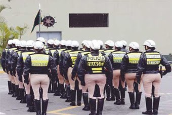 Fotos muestran policías femeninas besandose en estado de ebriedad