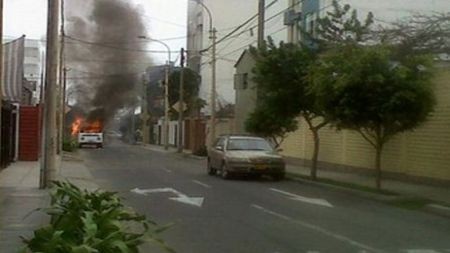 Otro auto arde en llamas en Miraflores