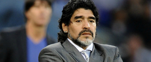 Suspenden a Maradona por pelearse con otro técnico