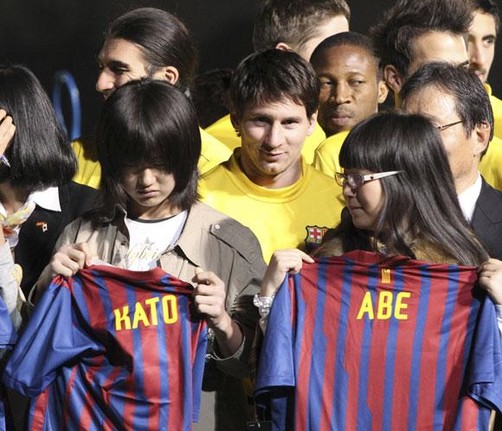 El Barça regala camisetas a niños en Japón