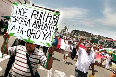 Trabajadores de Doe Run inician paro en La Oroya bloqueando la Carretera Central