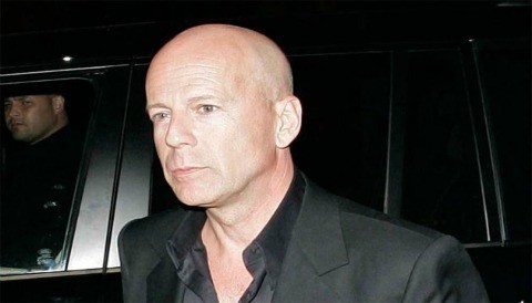 ¿Crees que este bien que Bruce Willis este molesto por supuesto romance entre Rihanna y Ashton Kutcher?