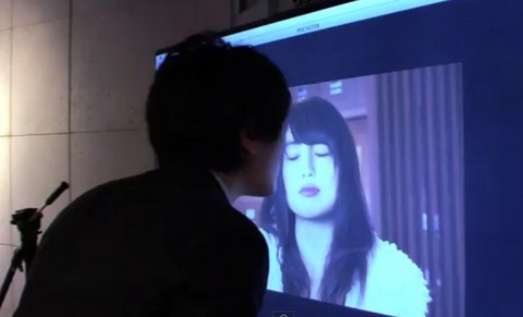 Japón: Crean paneles publicitarios con modelos que se sonrojan cuando las besan (video)