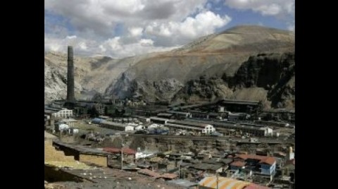 Policía desbloquea carretera a La Oroya