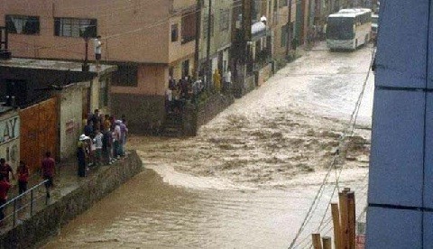 Autoridades vienen ayudando a damnificados en Chosica