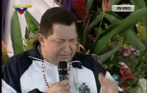 Venezuela: Hugo Chávez llora al rezar por su salud (video)