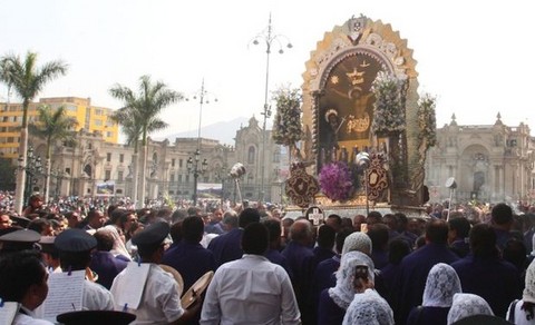 Imagen del Señor de los Milagros llegó a la Plaza de Armas de Lima