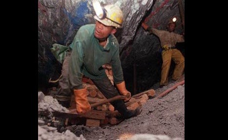 Mineros atrapados en Ica se mantienen con vida gracias a manguera por donde les suministran agua y aire