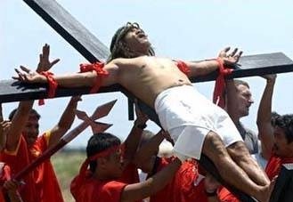 Fieles se crucifican por Viernes Santo en Filipinas