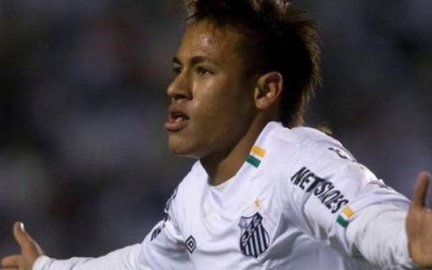 Neymar volvió a demostrar su buenas dotes en el baile (video)