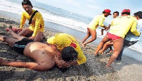 Lima: Casi 1300 bañistas fueron atendidos por salvavidas en verano