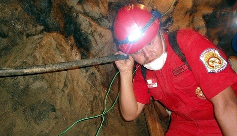 Manguera mantiene a salvo a mineros atrapados en Ica