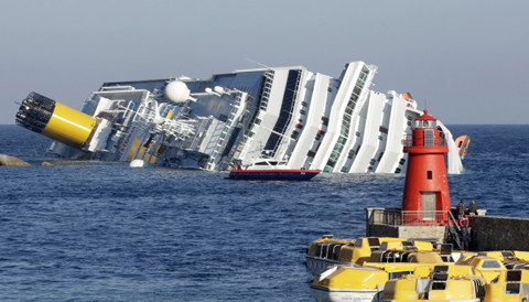 Peruano muere y 150 personas son rescatadas del crucero hundido