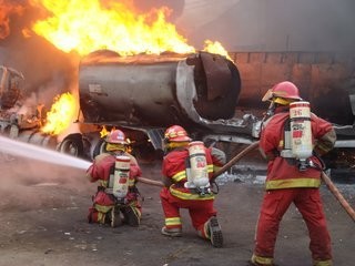 Incendio arrasa almacén en Carapongo