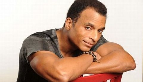 Jon Secada celebra sus 20 años de carrera musical