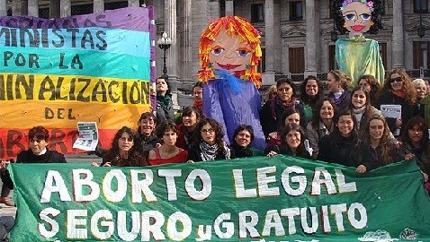 Despenalizan el aborto en casos de mujeres violadas en Argentina