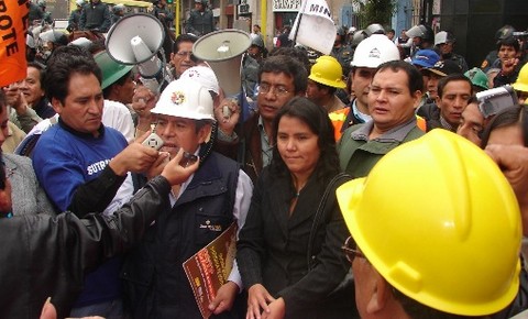 Mineros informales bloquean carretera que une Juliaca con Puno