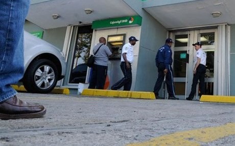 Delincuentes desatan balacera tras asaltar un banco en Ate