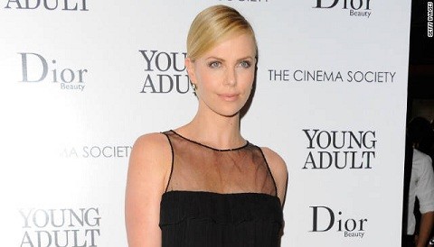 Charlize Theron adoptó a un niño