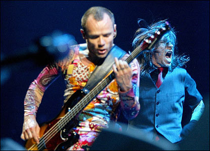 Bajista de Red Hot Chili Peppers grabó su llegada al Perú