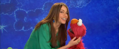 Sofía Vergara le enseña hablar español a Elmo