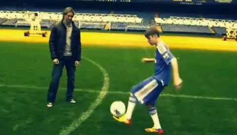 Justin Bieber comparte un día con Frank Lampard y Fernando Torres (video)