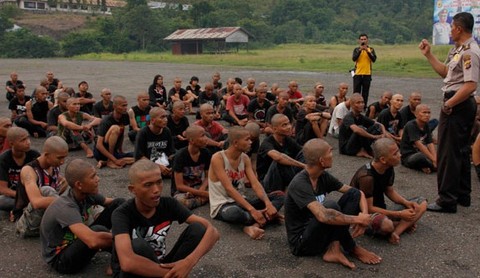 Indonesia: Policía islámica rapa y baña a jóvenes punks
