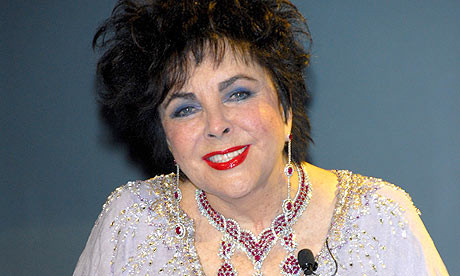 Salen a subasta objetos personales de Liz Taylor