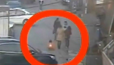 Una rabieta casi le cuesta la vida a una niña en China (Video)