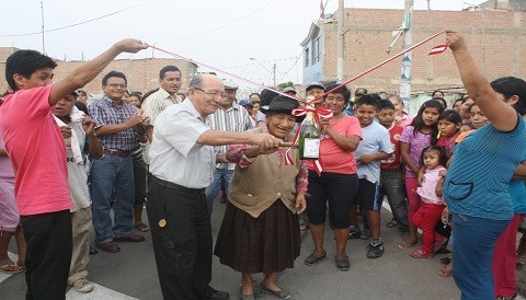 Inauguración de pistas de las calles internas del AA.HH. Las Dunas